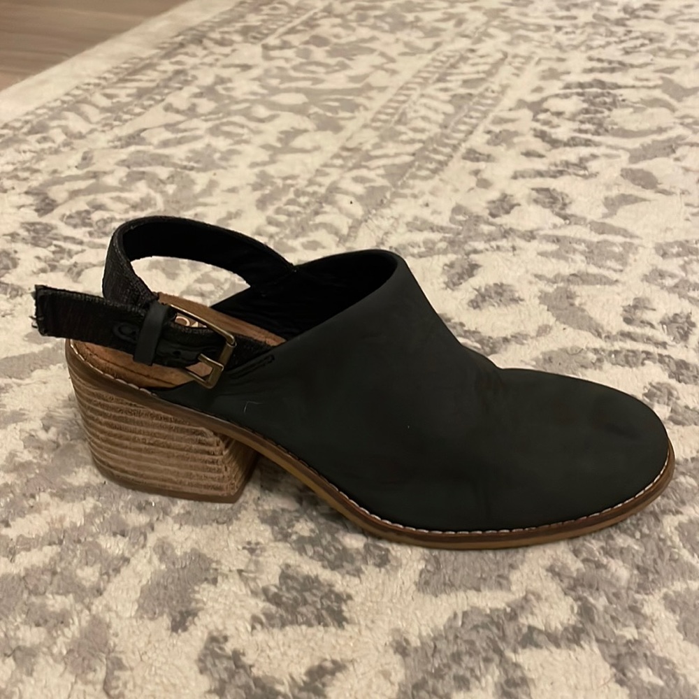 Tom’s shoes women 6.5